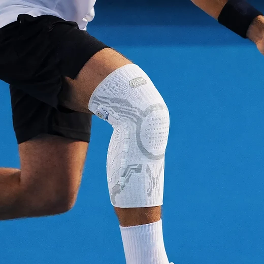 Tennis player wearing the light grey brace